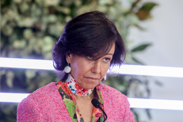 La presidenta del Grupo Santander, Ana Botín, comparece en una rueda de prensa para presentar los resultados de la entidad en 2021, a 2 de febrero de 2022, en Boadilla del Monte, Madrid (España).