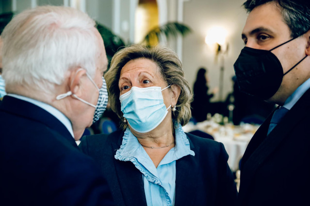 La presidenta de UNESPA, Pilar González de Frutos (c), conversa en un desayuno informativo del Fórum Europa, en el Hotel Mandarin Oriental Ritz, a 9 de febrero de 2022, en Madrid (España).