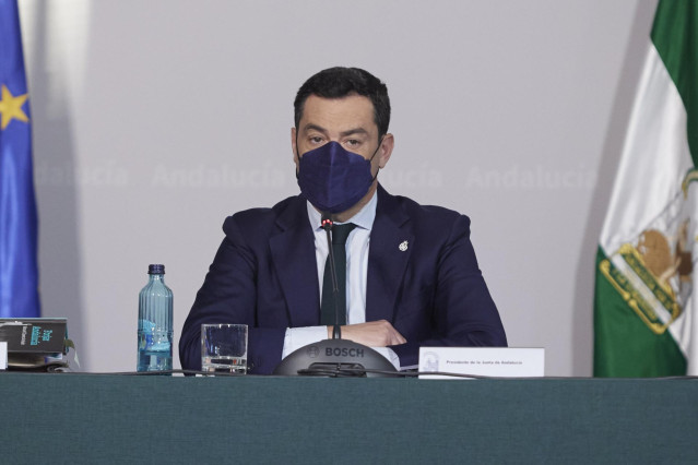 El presidente de la Junta, Juanma Moreno, este lunes con motivo de su intervención en la mesa redonda en homenaje a Manuel Clavero Arévalo en Palacio de San Telmo, a 21 de febrero de 2022 en Sevilla (Andalucía, España)