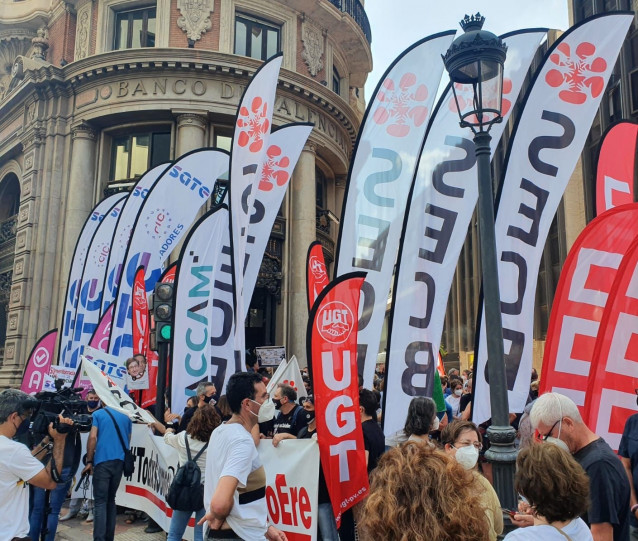 Archivo - Trabajadores de Caixabank protestando contra el ERE en València durante una huelga en junio de 2021.