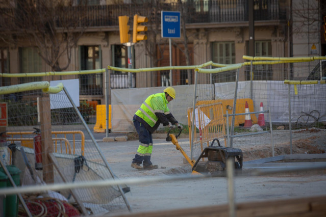 Un obrero en la calle Avenida Diagonal con Paseo de Sant Joan