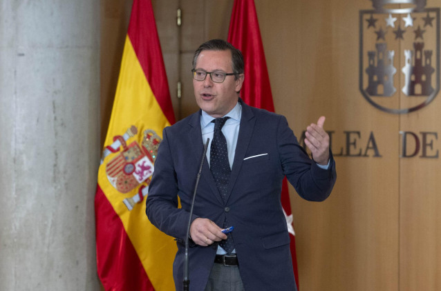 El portavoz parlamentario del PP, Alfonso Carlos Serrano Sánchez-Capuchino, interviene en un pleno de la Asamblea de Madrid, a 10 de febrero de 2022, en Madrid (España).