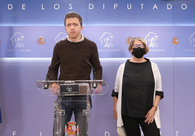 El líder de Más País, Íñigo Errejón, y la diputada de Más País Inés Sabanés, en una rueda de prensa en el Congreso.