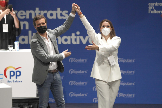 Archivo - El presidente del PP, Pablo Casado, y la líder del PP de Baleares, Marga Prohens, durante el XVI congreso regional del partido en las Islas.