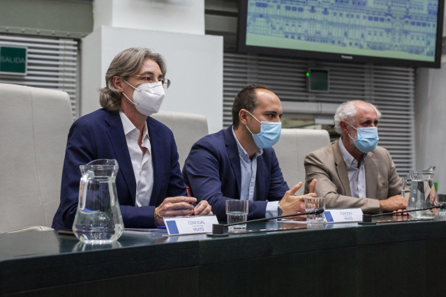 Archivo - La portavoz de Recupera Madrid, Marta Higueras, el concejal de Recupera Madrid José Manuel Calvo y el concejal de la formación Luis Cueto durante una sesión en Cibeles. Archivo.