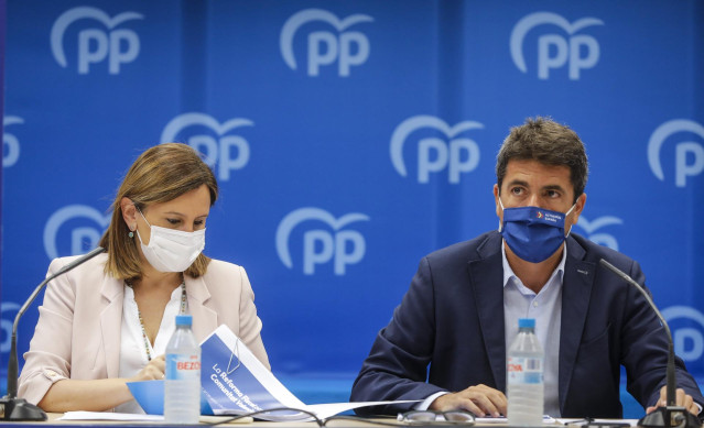 Archivo - La portavoz del PP en el Ayuntamiento de València, Maria José Catalá, y el presidente del Partido Popular de la Comunitat Valenciana, Carlos Mazón.