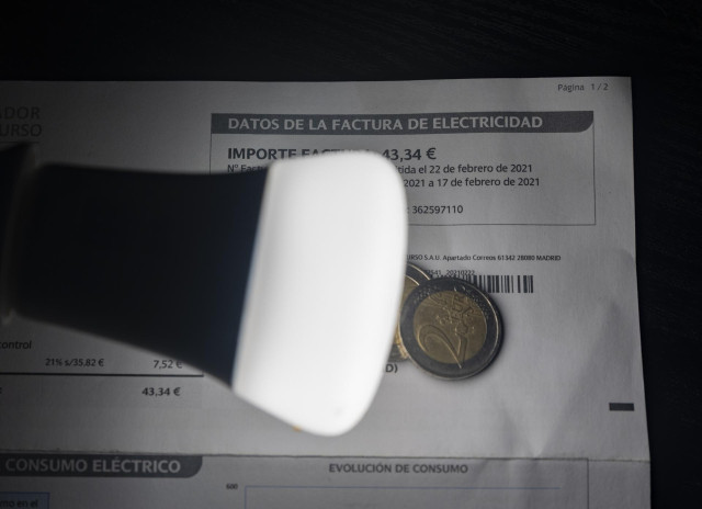 Archivo - Una lámpara refleja el importe de una factura de la luz, a 27 de diciembre de 2021, en Madrid, (España).