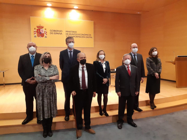 Reunión en el Ministerio de Asuntos Económicos y Transformación Digital para firmar el protocolo de la banca de medidas para mejorar la atención a las personas mayores, a 21 de febrero de 2022, en Madrid.