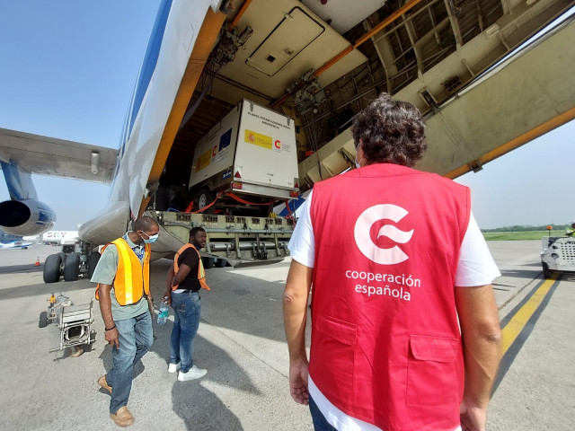 Archivo - Un trabajador de la Cooperación Española supervisa el envío de ayuda a Haití tras el terremoto del 14 de agosto