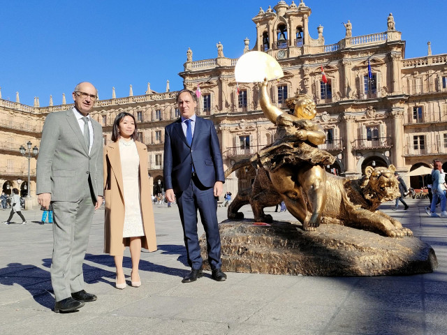 El presidente del PP de Salamanca, Javier Iglesias, primero por la izquierda, en la inauguración de la exposición con obras de Xu Hongfei.