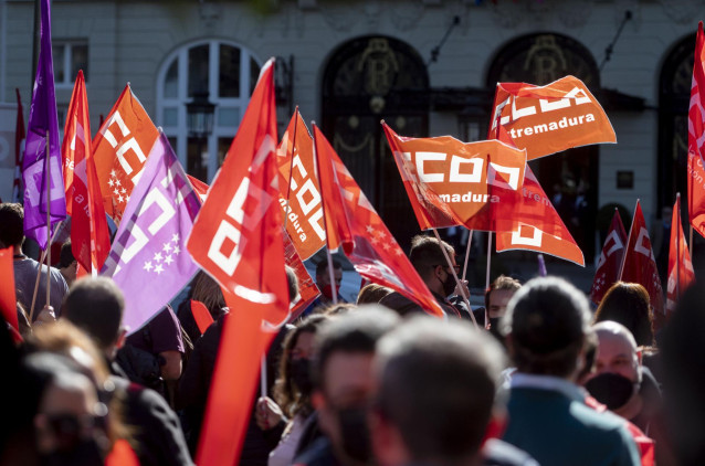 Varias personas con banderas de distintos sindicatos, participan en una concentración para denunciar el bloqueo de la negociación del convenio sectorial del Contact Center, en la Plaza de la Lealtad, a 22 de febrero de 2022, en Madrid (España).