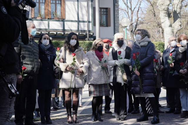 Familiares de las víctimas en la ofrenda floral en recuerdo a Fernando Buesa y Jorge Díez en el XXII aniversario de su asesinato por parte de ETA, en los Jardines de la Libertad, a 22 de febrero de 2022, en Vitoria, Álava, Euskadi (España).