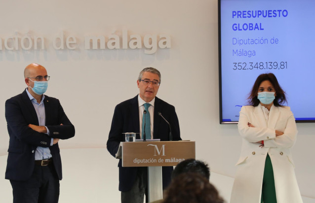 Archivo - El presidente de la Diputación, Francisco Salado, en el centro de la imagen junto a la vicepresidenta primera y alcaldesa de Torremolinos, Margarita del Cid, en una imagen de archivo