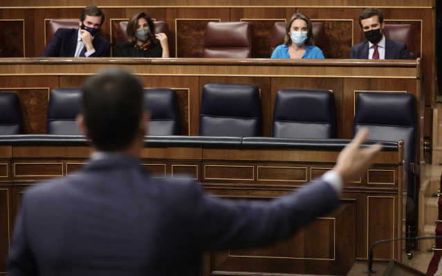 Archivo - El presidente del Gobierno, Pedro Sánchez, en un debate con el líder del PP, Pablo casado