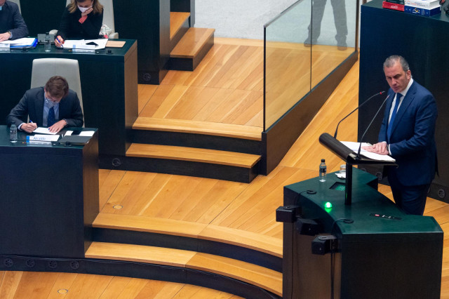 El secretario general de Vox, Javier Ortega Smith, interviene en una sesión ordinaria del pleno municipal