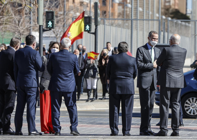 La ministra de Industria, Comercio y Turismo, Reyes Maroto y el Rey Felipe VI (d), saludan a su llegada a la clausura de la Asamblea General de la Asociación Valenciana de Empresarios 2022, en L'Alqueria del Basket, a 22 de febrero de 2022, en Valencia, C