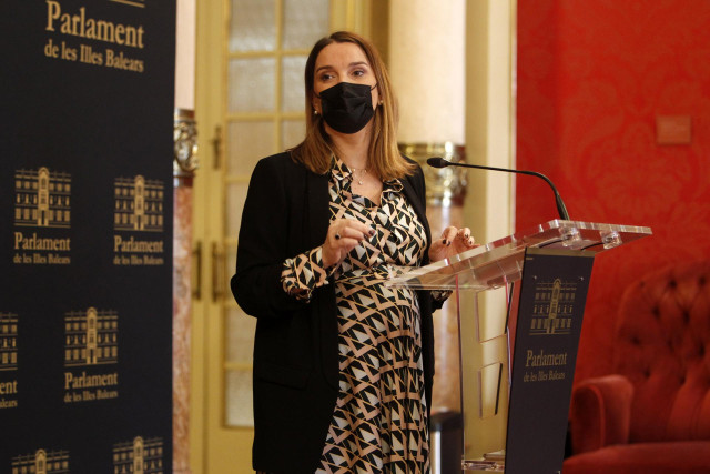 La presidenta del Partido Popular de Baleares, Marga Prohens, ofrece una rueda de prensa en la sala de Actos del Parlament.
