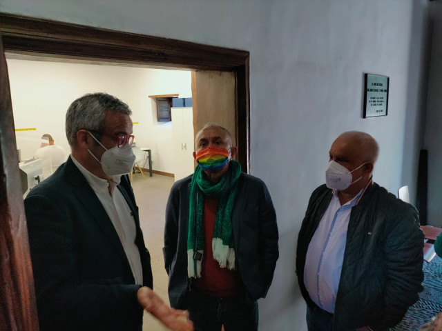 El secretario general de UGT, Pepe Álvarez, visita la oficina de coordinación económica y de asistencia a los afectados por el volcán
