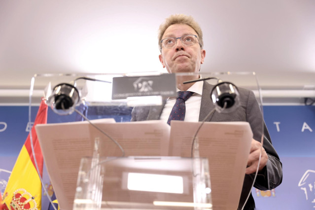 El portavoz del PDeCAT en el Congreso, Ferran Bel, interviene en una rueda de prensa en el Congreso