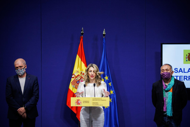 (I-D) El secretario general del sindicato CCOO, Unai Sordo; la vicepresidenta segunda del Gobierno y ministra de Trabajo y Economía Social, Yolanda Díaz y el secretario general de UGT, Pepe Álvarez, en una rueda de prensa tras su reunión con CCOO y UGT.