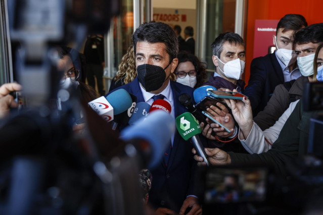 El presidente del PP de la Comunidad Valenciana, Carlos Mazón, ofrece declaraciones a los medios en la clausura de la Asamblea General de la Asociación Valenciana de Empresarios 2022, en L'Alqueria del Basket