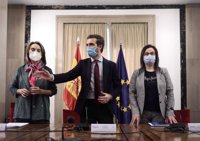 Archivo - la diputada Ana Vázquez Blanco, acompañando a Pablo Casado y Cuca Gamarra en una reunión con representantes de sindicatos policiales y asociaciones de la Guardia Civil