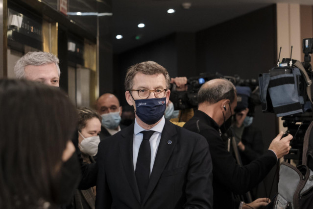 El presidente de la Xunta de Galicia, Alberto Núñez Feijóo, participa en la gala del 5º aniversario del Foro Empresa Pontevedra, en el hotel Galicia Palace, a 22 de febrero de 2022, en Pontevedra, Galicia (España).