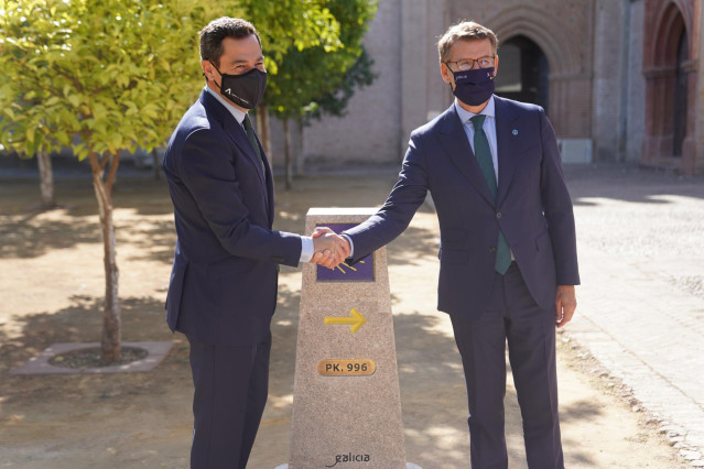 Archivo - Juanma Moreno (i.) y Alberto Núñez Feijóo, en Sevilla (Fotografía de archivo)