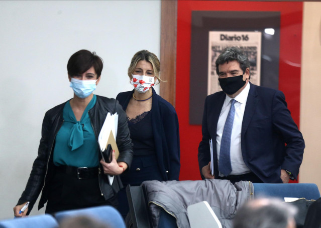 (I-D) La ministra Portavoz, Isabel Rodríguez; la vicepresidenta segunda y ministra de Trabajo y Economía Social, Yolanda Díaz y el ministro de Inclusión, Seguridad Social y Migraciones, José Luis Escrivá, tras la reunión del Consejo de Ministros.