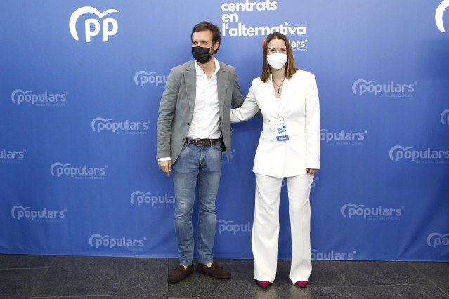 Archivo - El presidente del PP, Pablo Casado (i), y la presidenta del PP de Baleares, Marga Prohens (d).