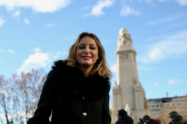 Archivo - La delegada de Cultura, Turismo y Deporte, Andrea Levy, visita el mercadillo La Navideña, situado en la plaza de España, a 5 de enero de 2022, en Madrid (España). El mercadillo que estará abierto al público hasta el próximo domingo, 9 de enero,