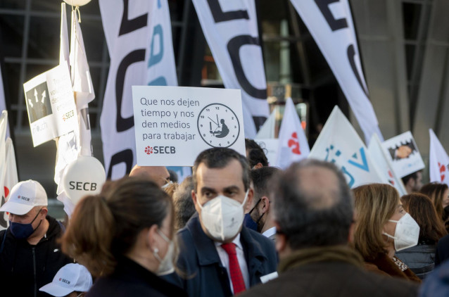 Un grupo de personas pertenecientes a los sindicatos CCOO, UGT y SECB llaman a las plantillas de CaixaBank a movilizarse frente a las Torres Kio, a 22 de febrero de 2022, en Madrid (España).