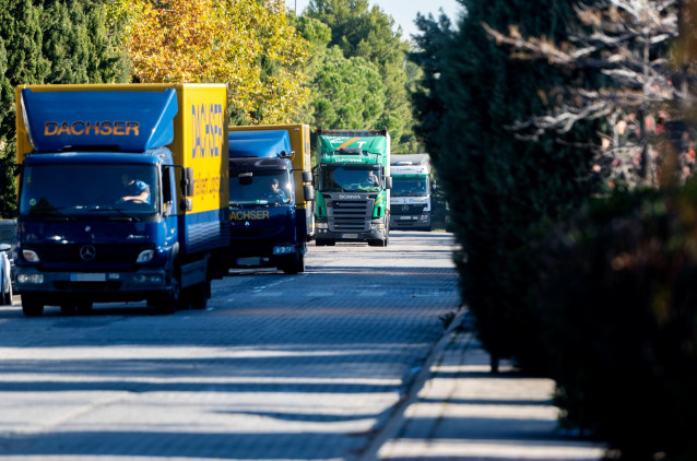 Archivo - Varios camiones circulan por una carretera, a 12 de noviembre de 2021, en Madrid (España). El departamento de Mercancías del Comité Nacional del Transporte por Carretera (CNTC) ha declarado dos jornadas de cierre patronal antes de Navidad por el