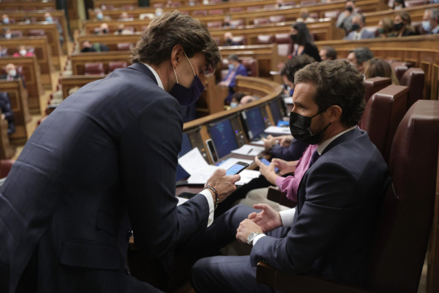 Archivo - El vicesecretario de Comunicación del PP, Pablo Montesinos (i), conversa con el líder del PP, Pablo Casado, en una sesión de control al Gobierno en el Congreso