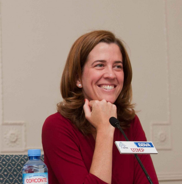 Archivo - Alejandra Kindelan, Jefa de Estudios del Banco Santander, durante su intervención en el Curso de Verano organizado por la APIE en la UIMP en 2014.