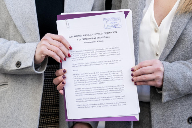 La portavoz de Unidas Podemos, Carolina Alonso y la portavoz y secretaria de Vivienda de Podemos, Alejandra Jacinto, sostienen un escrito registrado con los contratos realizados por el Gobierno de la Comunidad de Madrid durante la pandemia. Archivo.