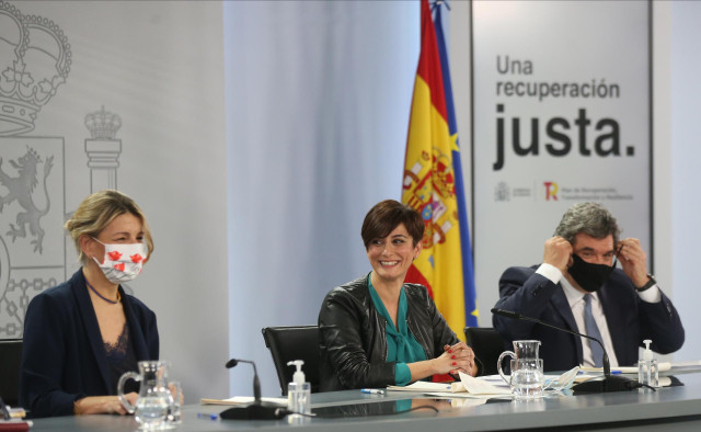 (I-D) La vicepresidenta segunda y ministra de Trabajo y Economía Social, Yolanda Díaz; la ministra Portavoz, Isabel Rodríguez y el ministro de Inclusión, Seguridad Social y Migraciones, José Luis Escrivá, tras el Consejo de Ministros de este martes