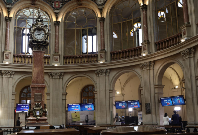 Varios paneles con valores del Ibex 35, en el Palacio de la Bolsa