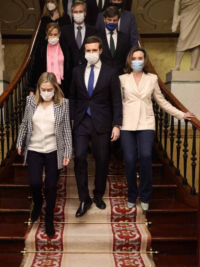 (I-D) La vicesecretaria de Política Social del Partido Popular, Ana Pastor; el líder del PP, Pablo Casado; y la portavoz del PP en el Congreso, Cuca Gamarra, a su llegada a una sesión plenaria, en el Congreso de los Diputados, a 23 de febrero de 2022, en