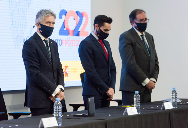 El ministro del Interior, Fernando Grande-Marlaska; el secretario de Estado de Seguridad, Rafael Pérez y el secretario general de Instituciones Penitenciarias, Ángel Luis Ortiz González, en el acto de entrega de las medallas al Mérito de Protección Civil