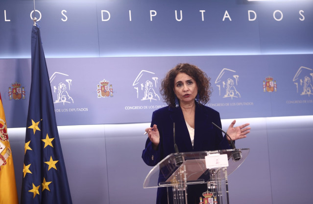 Archivo - La ministra de Hacienda y portavoz del Gobierno, María Jesús Montero, en rueda de prensa en el Congreso