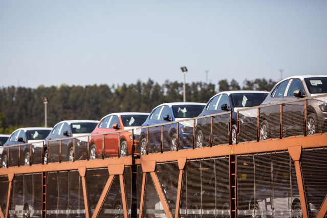 Archivo - Imagen de coches de Volkswagen en un tren.