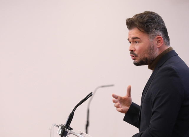 El portavoz de ERC en el Congreso, Gabriel Rufián, interviene en una rueda de prensa previa a una reunión de la Junta de Portavoces, en el Congreso de los Diputados, a 15 de febrero de 2022, en Madrid (España).
