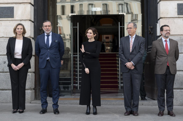 Paloma Martín; Enrique López; Enrique Ossorio y Javier Fernández-Lasquetty, junto a Ayuso durante un minuto de silencio en el homenaje a las víctimas del barco pesquero Villa de Pitanxo
