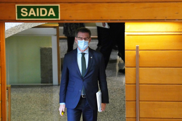 El presidente de la Xunta de Galicia, Alberto Núñez Feijóo, a su llegada a una sesión de control en el Parlamento de Galicia, a 23 de febrero de 2022, en Santiago de Compostela, A Coruña, Galicia (España).