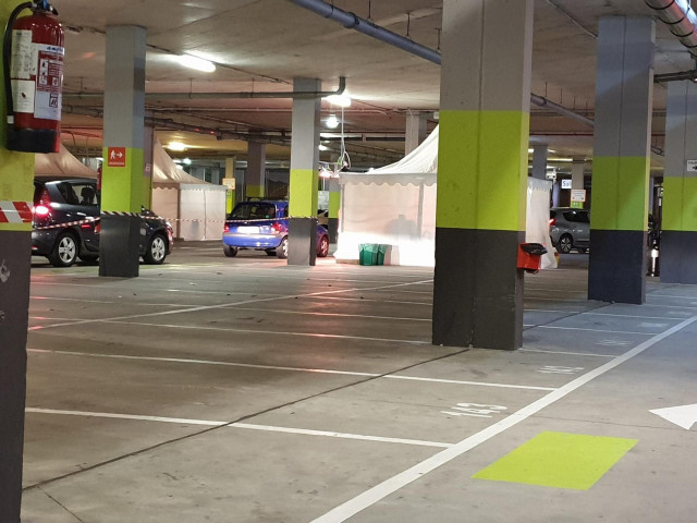 Archivo - Vacunación contra la COVID-19 en el Parking 3 del HUCA.