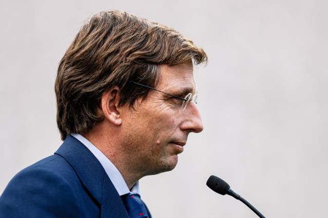 El alcalde de Madrid, José Luis Martínez-Almeida, interviene en la inauguración del auditorio Juan Genovés, a 23 de febrero de 2022, en Madrid (España). El nuevo auditorio cuenta con 290 butacas y cuenta con un edificio de nueva creación dividido en tres