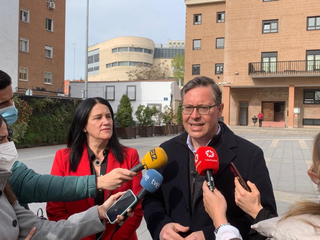 El portavoz del PP en la Asamblea de Madrid, Alfonso Serrano, durante su visita a Móstoles