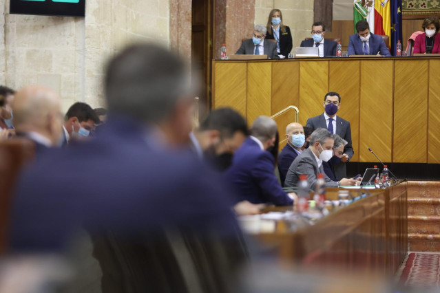 El presidente de la Junta de Andalucía, Juanma Moreno, responde al portavoz de Vox, Manuel Gavira, en el Pleno del Parlamento andaluz.