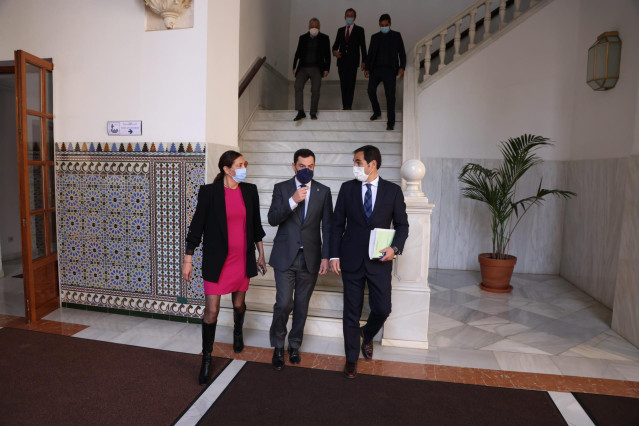 De izquierda a derecha, la secretaria general del PP andaluz, Loles López; el presidente de la Junta, Juanma Moreno, y el portavoz parlamentario del PP, José Antonio Nieto.